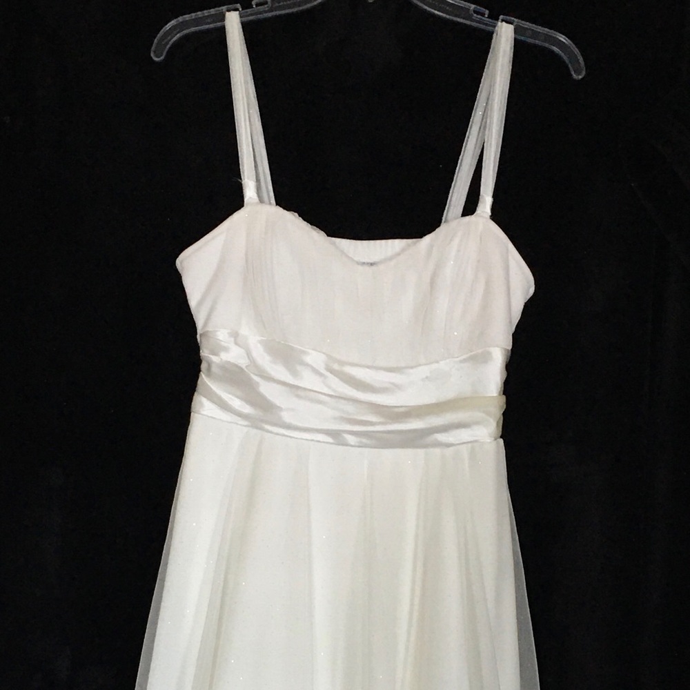 Beautiful dress just add color etc❤️❤️
